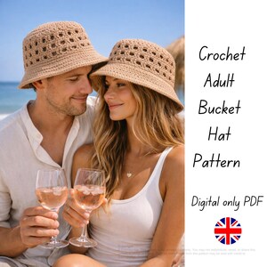 Può includere: Due cappelli a secchiello all'uncinetto marrone chiaro con un design traforato. L'immagine include il testo "Crochet Adult Bucket Hat Pattern" e "Digital only PDF".