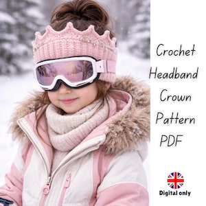Puede incluir: Una niña con una diadema de corona de ganchillo rosa, gafas de esquí y un abrigo de invierno. La imagen incluye el texto "Crochet Headband Crown Pattern PDF" y un icono de la bandera británica.