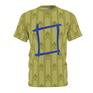 May include: A short-sleeved t-shirt with a repeating arrow pattern in shades of olive green and tan. A blue square is centered on the front. The shirt has a crew neck and a regular fit.