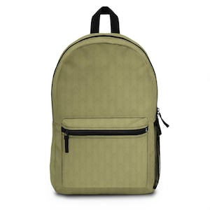 Pode incluir: Uma mochila verde-oliva clara com zíper preto e bolso frontal. A mochila tem uma alça preta e um bolso lateral de malha preta. Padrão de chevron repetido.