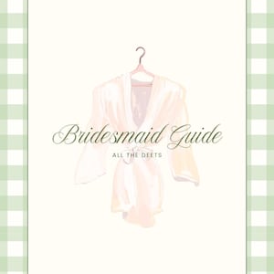 Könnte beinhalten: Aquarell-Illustration eines cremefarbenen Bademantels, der an einem rosa Kleiderbügel hängt. Der Text "Bridesmaid Guide" ist in eleganter Schrift geschrieben, darunter "ALL THE DEETS". Der Hintergrund hat ein hellgrünes und weißes Vichy-Muster.