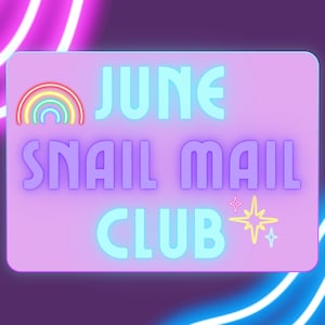 Puede incluir: Un letrero rectangular de color morado claro con el texto JUNE SNAIL MAIL CLUB en letras azul claro. Un pequeño icono de arcoíris se encuentra a la izquierda de la palabra JUNE, y tres iconos de estrellas amarillas y azul claro a la derecha.