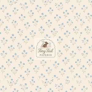 Może przedstawiać: Powtarzający się wzór małych niebieskich kwiatów z brązowymi łodygami na kremowym tle. Projekt zawiera logo z myszą i tekstem "Tiny Tail Paperie". Idealny do projektów rzemieślniczych.