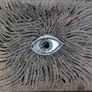 Op de afbeelding: Schilderij van een oog op canvas. Het oog, met een gedetailleerde iris en pupil, staat centraal. Zilveren lijnen stralen naar buiten uit, waardoor een getextureerde achtergrond ontstaat. Het kunstwerk is rechtsonder gesigneerd.