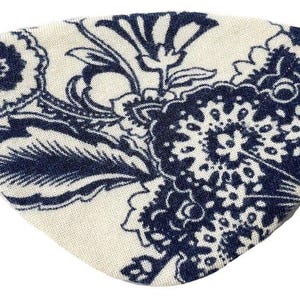 Benda per occhi floreale, fiori blu, avorio e bianchi, alla moda estiva, elegante.