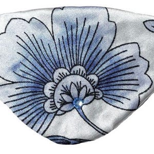 Tapa-olho Floral Azul Suave com Flores Prateadas e Joias - Moda Chique