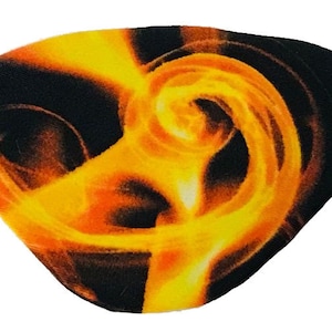 Pode incluir: Uma tapa-olho com uma faixa elástica preta. A tapa-olho apresenta um design giratório em tons de amarelo, laranja e preto, que se assemelha a chamas ou energia.