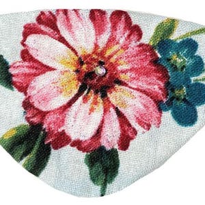 Pode incluir: Um tapa-olho de tecido com fundo azul-claro, decorado com uma flor grande rosa e amarela, flores azuis menores e folhas verdes. Um pequeno cristal transparente está posicionado no centro da flor grande. Tiras elásticas pretas nas laterais.