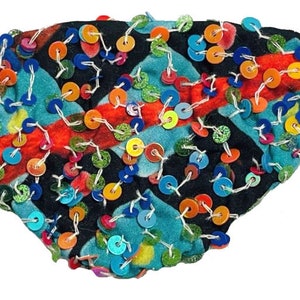 Può includere: Una maschera per gli occhi in tessuto nero con un motivo colorato di paillettes. Le paillettes sono di vari colori, tra cui rosso, arancione, giallo, verde, blu e viola. La maschera è decorata con un sottile filo bianco che collega le paillettes.