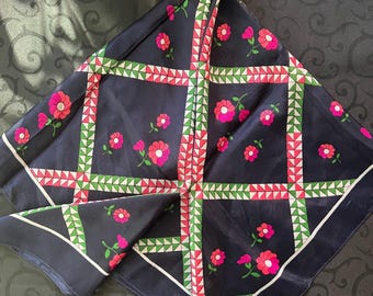 Bufanda vintage azul marino y rosa con estampado floral enrejado.