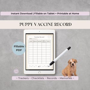 Könnte beinhalten: Ein digitaler Impfpass für Welpen auf einem Tablet, mit einem Stift und einem Welpen. Der Tablet-Bildschirm zeigt ein ausfüllbares PDF-Formular. Der Text enthält "Puppy Vaccine Record", "Fillable PDF" und "Trackers, Checklists, Records, Memories".