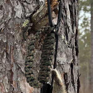 Porta ardillas de paracord hecho a mano con alfiler negro Sciurus