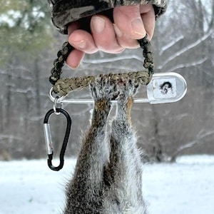 Transportador de caza Sciurus: Transportador táctico ligero de paracord para ardillas, conejos y más.