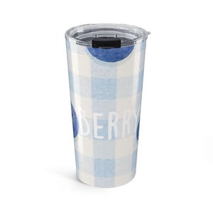 Könnte beinhalten: Ein zylindrischer Edelstahlbecher mit einem transparenten Kunststoffdeckel und einem schwarzen Schiebeverschluss. Die Außenseite zeigt ein hellblau-weißes Karomuster mit dunkelblauen Beerenillustrationen und dem weißen Schriftzug BERRY.