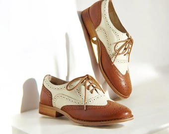 Halfwitte en bruine leren Oxford-schoenen voor dames - handgemaakte tweekleurige vintage brogues, klassieke veterschoenen, retro leren derbyschoenen