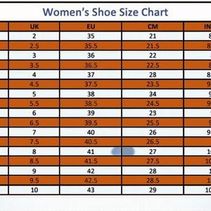 K&ouml;nnte beinhalten: Eine Damenschuhgr&ouml;&szlig;entabelle mit US-, UK-, EU-, CM- und Zoll-Ma&szlig;en. Die Tabelle umfasst Gr&ouml;&szlig;en von US 4 (21 cm) bis US 12 (29 cm), mit entsprechenden UK-, EU- und Zoll-Gr&ouml;&szlig;en.