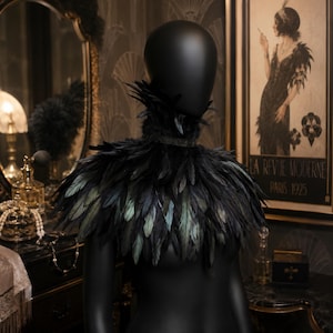 Mantello unisex con spalle in piume, scialle a collo alto gotico punk, mantello per costume di Halloween, accessorio di tendenza per feste di fine anno.