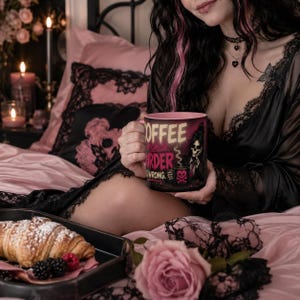 Mug humoristique « Café : Parce que le meurtre est mal », Mug à café humoristique et noir, Cadeau humoristique pour les amateurs de café, Mug à café original image 6