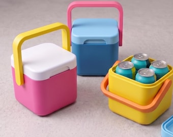 Imprescindibles de verano: Mininevera retro - Capacidad para 4 latas, diseño en bloques de colores pastel.