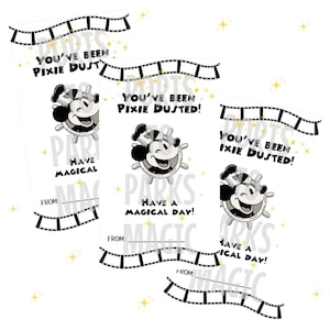 以下が含まれることがあります： ヴィンテージミッキーマウスのデザインが施された白いカード。カードには、遊び心のあるフォントで「You've Been Pixie Dusted!」と「Have a Magical Day!」の文字が書かれています。フィルムストリップのボーダーが上部と下部を囲んでいます。