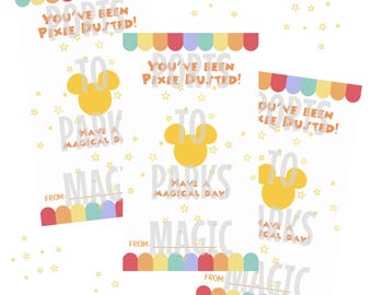 以下が含まれることがあります： カラフルな虹色のアクセントと「YOU'VE BEEN PIXIE DUSTED！」と「TO PARKS HAVE A MAGICAL DAY！」のテキストが入った3枚の白いカード。各カードには黄色のミッキーマウスの頭と星のアクセントがあります。