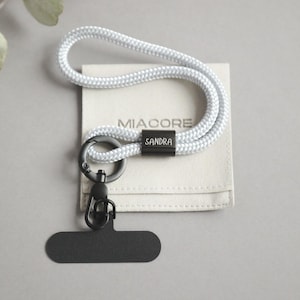 Könnte beinhalten: Rustikales Holzschild mit dem Text "Welcome to our home" in weißer Schrift. Das Schild hat eine Used-Optik und ein schlichtes, einladendes Design, ideal für die Eingangsbereichsdekoration.