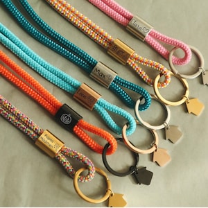 Personalisiertes Schlüsselband Kinder – Geschenk mit persönlichen Gravur, Schlüsselkind Glücksbringer, Geschenk Mädchen, Geschenke Schulkind