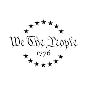 Puede incluir: Diseño gráfico en blanco y negro con el texto "We The People" en una fuente ornamentada, con el año "1776" debajo. Un círculo de estrellas negras rodea el texto, creando un diseño patriótico.