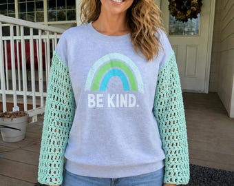 Sudadera Be Kind Rainbow con mangas tejidas a mano a crochet / Talla grande para mujer