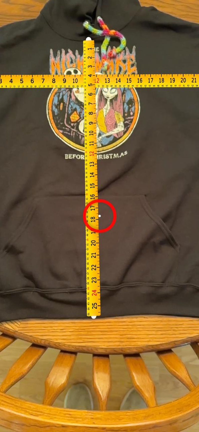 Puede incluir: Sudadera con capucha negra con un gr&aacute;fico de "Pesadilla antes de Navidad", con Jack Skellington y Sally. La sudadera tiene un bolsillo delantero y un cord&oacute;n multicolor. La longitud total es de aproximadamente 46 cm.