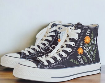 Chaussures fleurs orange brodées à la main personnalisées Chuck Taylor broderie personnalisée fleurs de soleil saint valentin baskets montantes