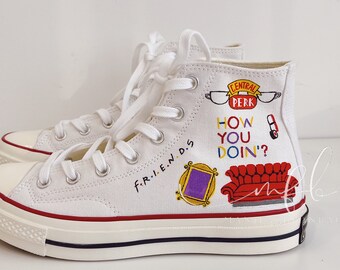 Personnalisez les chaussures en toile peintes à la main F.R.I.E.N.D.S. Peint dessin animé Converse Chuck Taylor des années 1970 peint AMIS Saint-Valentin cadeaux pour elle