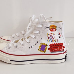 Personnalisez les chaussures en toile peintes à la main F.R.I.E.N.D.S. Peint dessin animé Converse Chuck Taylor des années 1970 peint AMIS Saint-Valentin cadeaux pour elle image 1