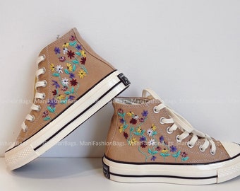 Chaussures en toile de fleurs brodées personnalisées Cadeau personnalisé pour elle Fleurs brodées marron clair Cadeaux de Noël Converse Chuck Taylor des années 1970