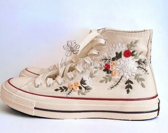 Baskets personnalisées brodées à fleurs colorées, fleurs blanches brodées à la main personnalisées, chaussures en toile, cadeaux pour elle