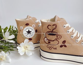 Chaussures brodées Chuck Taylor personnalisées café doux avec broderie, fleurs brodées personnalisées, cadeau personnalisé pour ses Converse