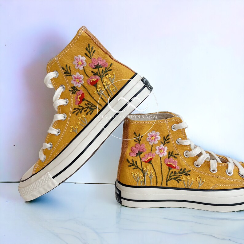 Converse petites fleurs roses personnalisées toile chaussures Chuck Taylor fleurs brodées personnalisées baskets Saint-Valentin cadeaux de mariée pour elle image 1