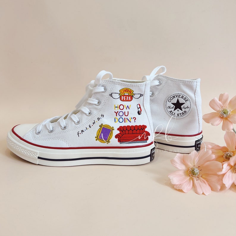 Personnalisez les chaussures en toile peintes à la main F.R.I.E.N.D.S. Peint dessin animé Converse Chuck Taylor des années 1970 peint AMIS Saint-Valentin cadeaux pour elle image 6