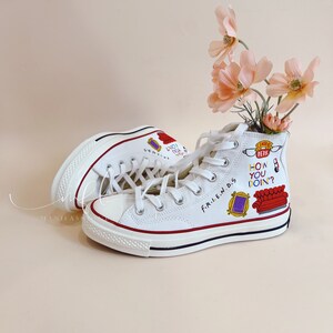 Personnalisez les chaussures en toile peintes à la main F.R.I.E.N.D.S. Peint dessin animé Converse Chuck Taylor des années 1970 peint AMIS Saint-Valentin cadeaux pour elle image 3