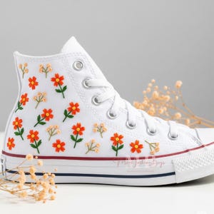 Fleurs sauvages de mariage brodées à la main blanc Chuck Taylor des années 1970 chaussures montantes nuptiale personnalisées Converse broderie baskets cadeaux de mariage