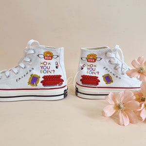 Personnalisez les chaussures en toile peintes à la main F.R.I.E.N.D.S. Peint dessin animé Converse Chuck Taylor des années 1970 peint AMIS Saint-Valentin cadeaux pour elle image 5