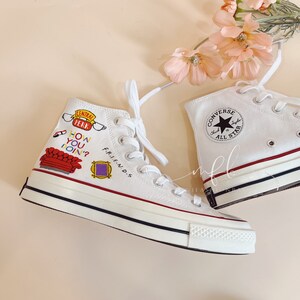 Personnalisez les chaussures en toile peintes à la main F.R.I.E.N.D.S. Peint dessin animé Converse Chuck Taylor des années 1970 peint AMIS Saint-Valentin cadeaux pour elle image 4