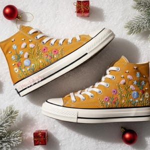 Mariage nuptiale personnalisé Converse abeille et fleurs sauvages brodé à la main Chuck Taylor des années 1970 chaussures montantes broderie baskets cadeaux pour la mariée