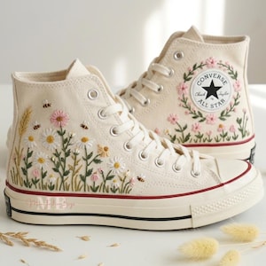 Converse de mariage personnalisée pour la mariée, fleur de mariage avec nom, baskets brodées à la main, chaussures montantes Chuck Taylor personnalisées des années 1970