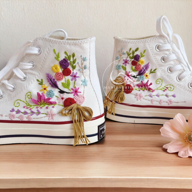 Broderie personnalisée douces fleurs de marguerite Chuck Taylor chaussures en toile cadeaux personnalisés broderie fleurs fête des mères baskets montantes image 1