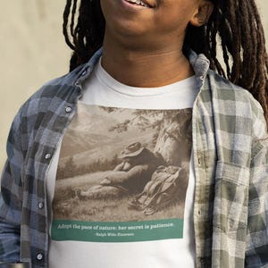 Camiseta Nature's Pace Bear - Cita de Emerson - Descanso, paciencia, vida lenta, camiseta anti-ajetreo imagen 1