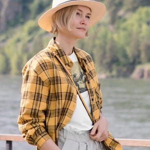 Camiseta de pesca con mosca con oso - No puedes bañarte dos veces en el mismo río - Camiseta con la filosofía de Heráclito