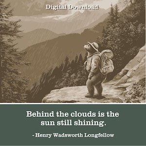 Puede incluir: Impresión artística digital descargable que muestra un oso vestido de excursionista, de pie en un acantilado con vistas a una cordillera. La imagen es en tonos sepia, con el texto "Detrás de las nubes el sol sigue brillando." de Henry Wadsworth Longfellow.
