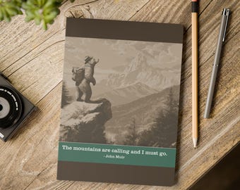 Diario de osos "Las montañas llaman" - Cita de John Muir - Cuaderno de registro de rutas de senderismo y aventuras