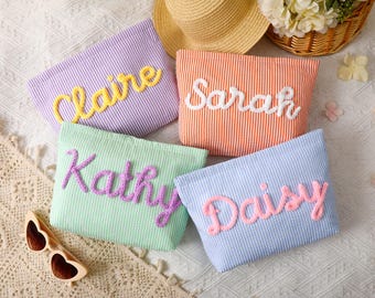 Neceser de tela seersucker personalizado, neceser de viaje para damas de honor, bolso de playa con nombre bordado, regalos para despedidas de soltera.